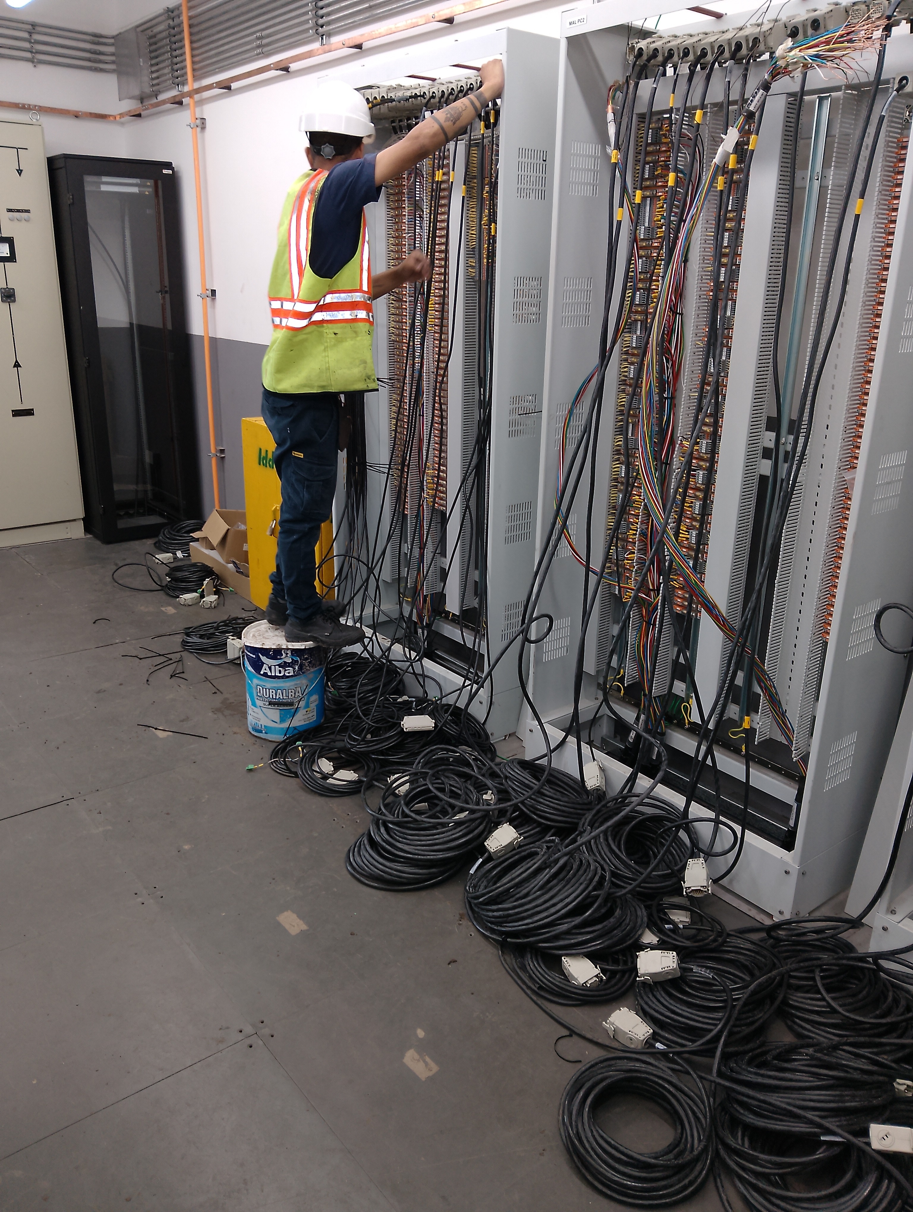 Tecnico cableando gabinetes de senalamiento